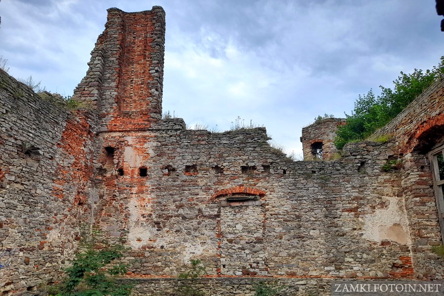 Dziedziniec zamku w Podzamczu Piekoszowskim