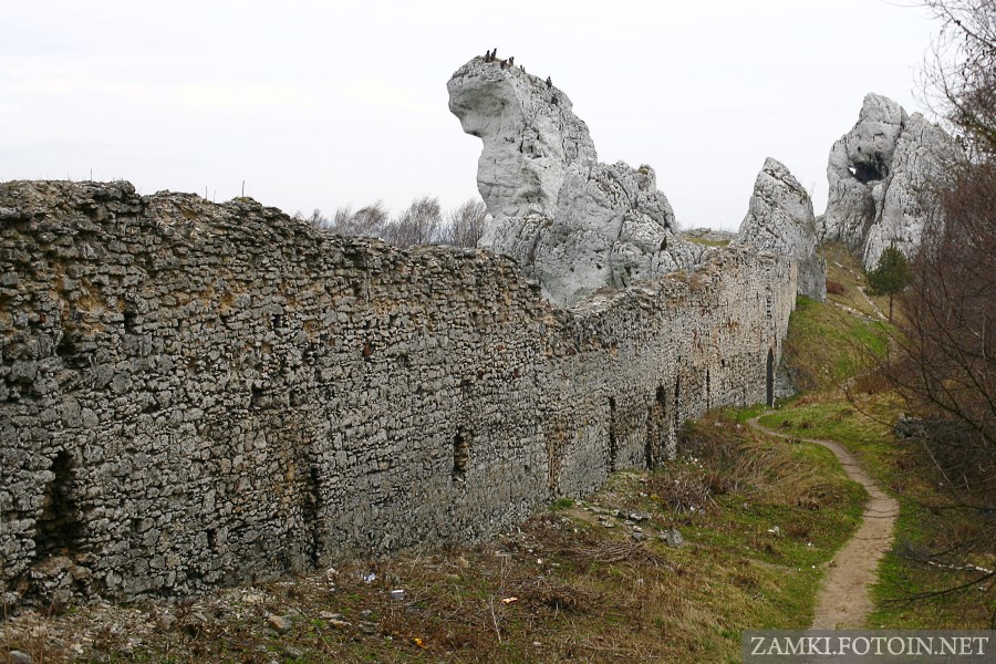 Mury zamku Ogrodzieniec od południowej strony