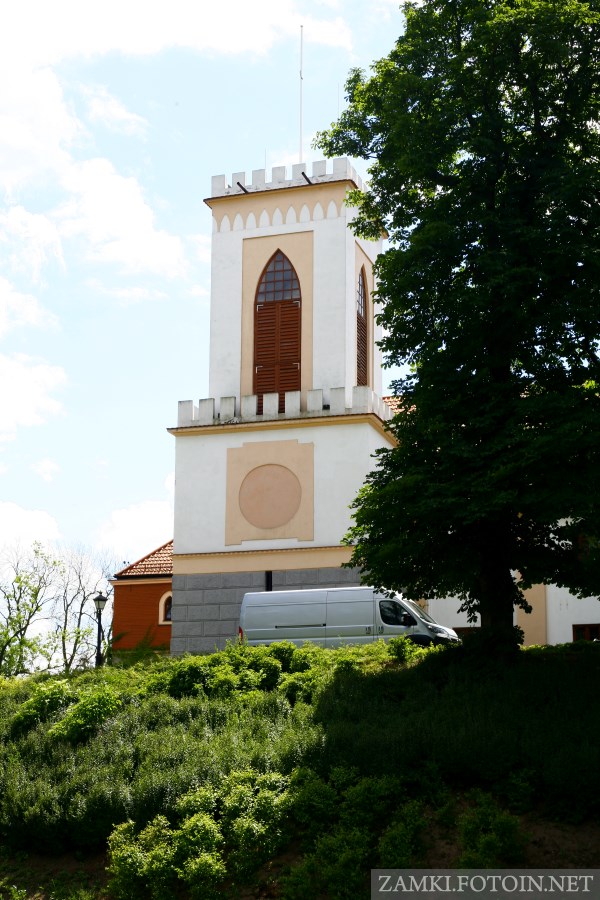Wieża neogotyckiego kościoła