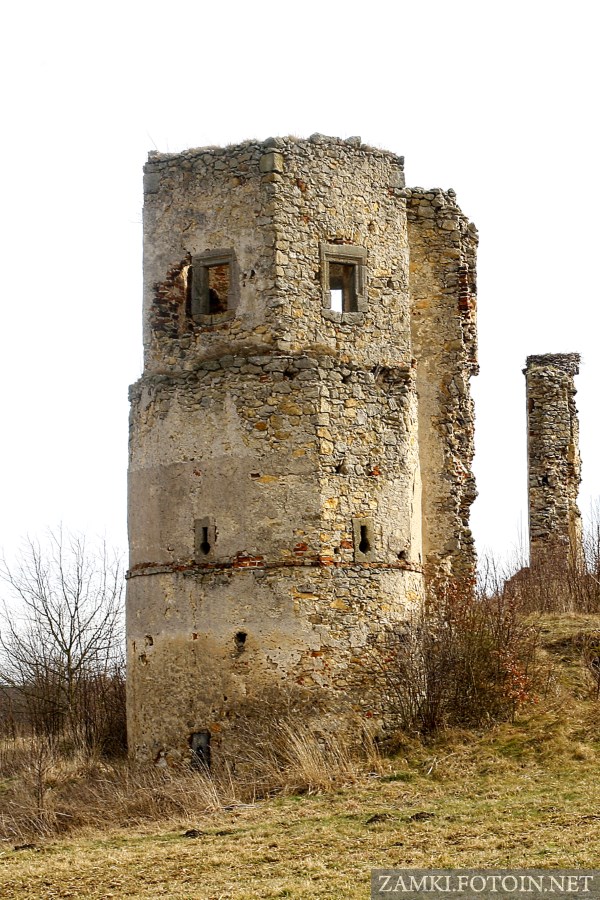 Narożna baszta zamku w Majkowicach
