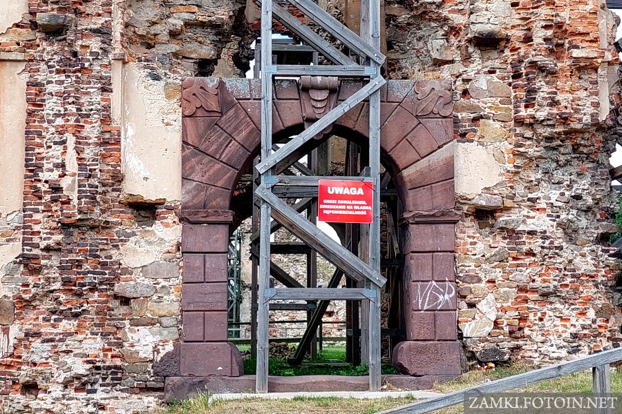 Brama z czerwonego piaskowca zamku w Bodzentynie