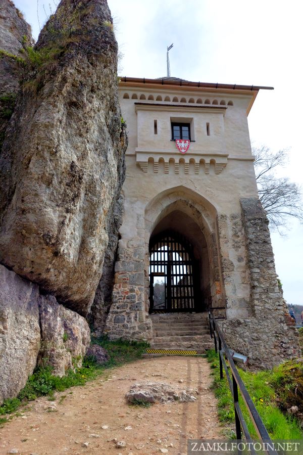 Brama zamku w Ojcowie z zewnętrznej strony