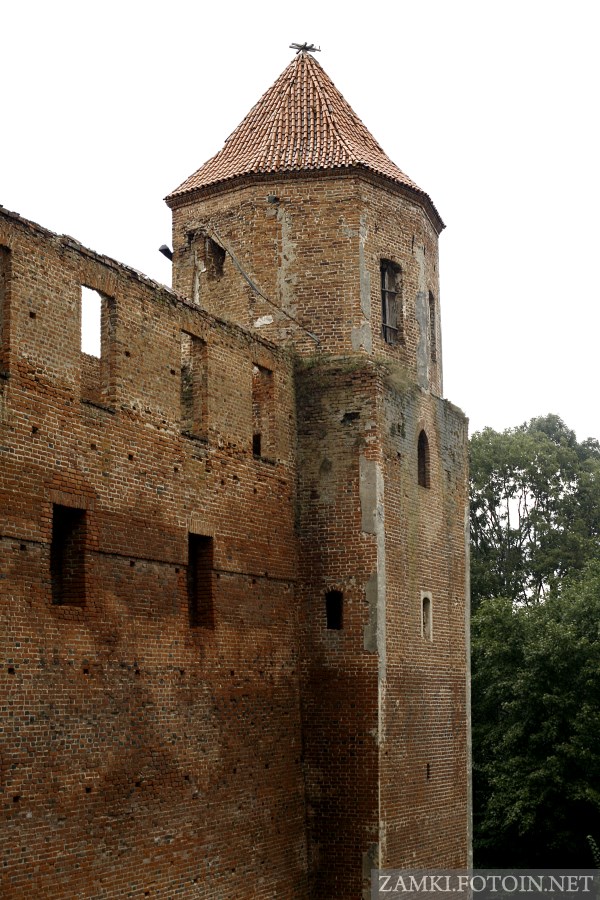 Północno-wschodnia wieża zamku w Szymbarku