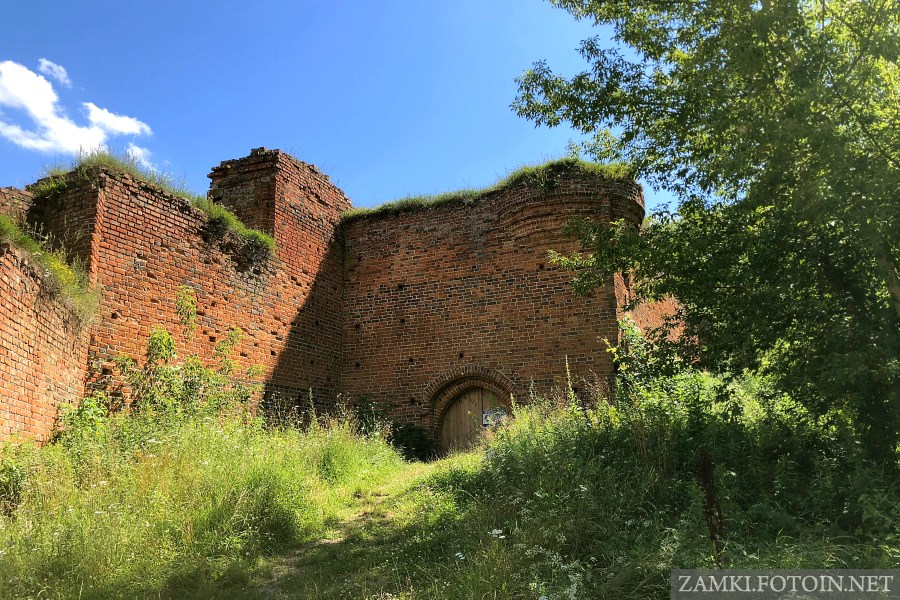 Boczna brama po północnej stronie zamku Dybowskiego