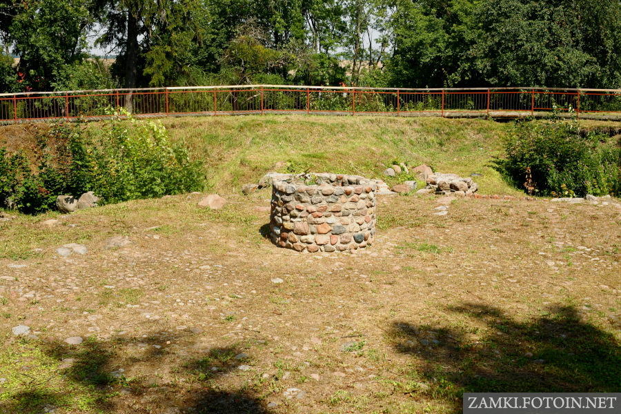 Kamienia studnia na wzgórzu zamkowym w Dzierzgoniu